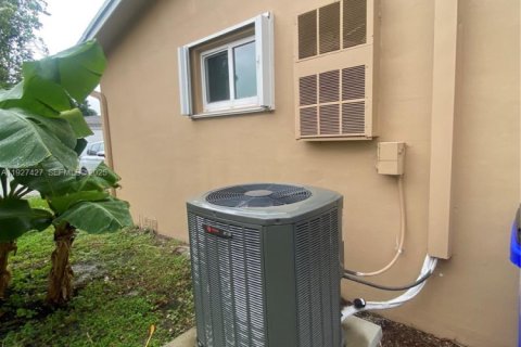 Villa ou maison à vendre à Margate, Floride: 2 chambres, 98.57 m2 № 1986880 - photo 7