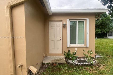 Villa ou maison à vendre à Margate, Floride: 2 chambres, 98.57 m2 № 1986880 - photo 5