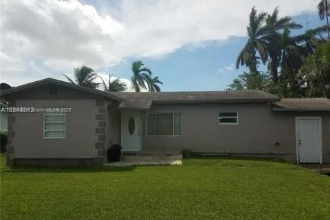 House in Miami, Florida 2 bedrooms, 91.14 sq.m. № 1814086 - photo 1