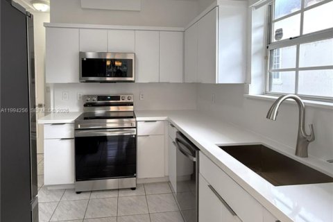 Apartamento en alquiler en Coral Gables, Florida, 2 dormitorios, 130.06 m2 № 2055883 - foto 9
