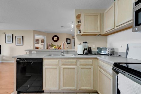 Condo in Orlando, Florida, 2 bedrooms  № 1916313 - photo 13