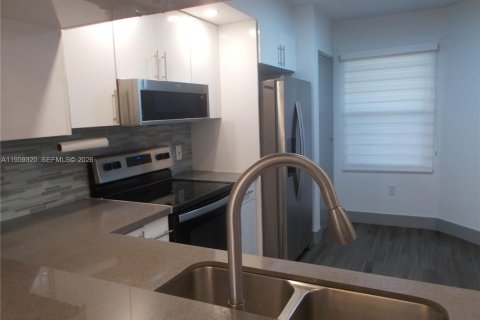 Copropriété à louer à Pembroke Pines, Floride: 2 chambres, 95.88 m2 № 2018131 - photo 18