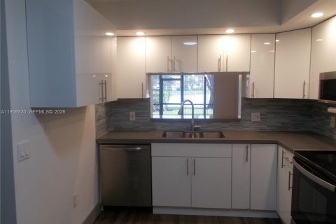 Copropriété à louer à Pembroke Pines, Floride: 2 chambres, 95.88 m2 № 2018131 - photo 17