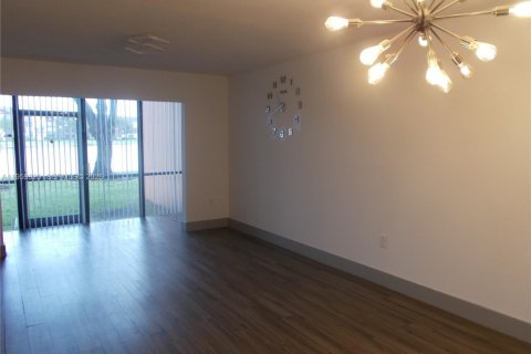 Copropriété à louer à Pembroke Pines, Floride: 2 chambres, 95.88 m2 № 2018131 - photo 29