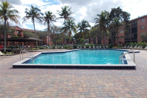 Copropriété à louer à Pembroke Pines, Floride: 2 chambres, 95.88 m2 № 2018131 - photo 3