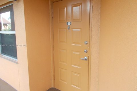 Copropriété à louer à Pembroke Pines, Floride: 2 chambres, 95.88 m2 № 2018131 - photo 12