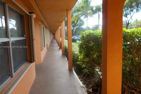 Copropriété à louer à Pembroke Pines, Floride: 2 chambres, 95.88 m2 № 2018131 - photo 11