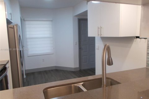 Copropriété à louer à Pembroke Pines, Floride: 2 chambres, 95.88 m2 № 2018131 - photo 15