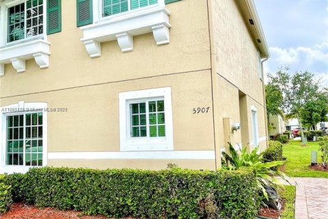 Townhouse in Tamarac, Florida 3 bedrooms, 138.05 sq.m. № 1948648 - photo 1