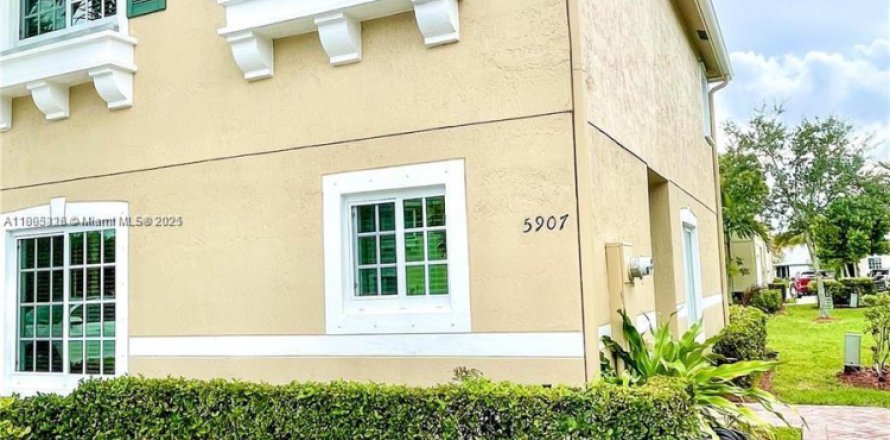 Townhouse in Tamarac, Florida 3 bedrooms, 138.05 sq.m. № 1948648