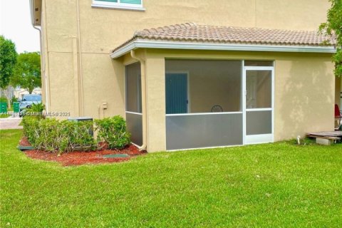 Townhouse in Tamarac, Florida 3 bedrooms, 138.05 sq.m. № 1948648 - photo 11
