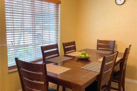 Townhouse in Tamarac, Florida 3 bedrooms, 138.05 sq.m. № 1948648 - photo 3