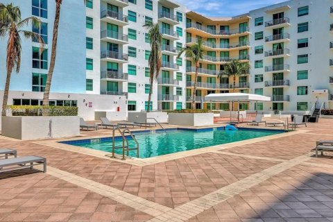 Condo in Hollywood, Florida, 3 bedrooms  № 2246462 - photo 18