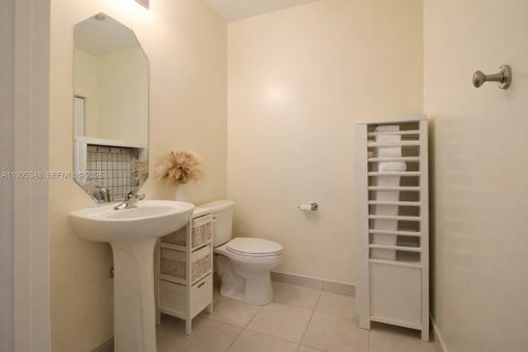 Condo in Hollywood, Florida, 3 bedrooms  № 2246462 - photo 15