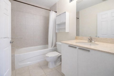 Condo in Hollywood, Florida, 3 bedrooms  № 2246462 - photo 13
