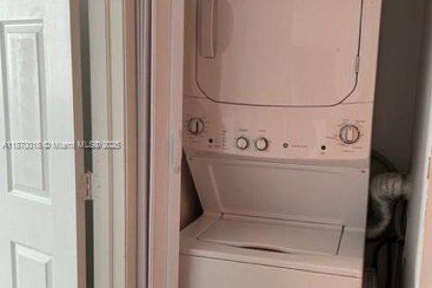 Condo in Miami, Florida, 2 bedrooms  № 1978801 - photo 13