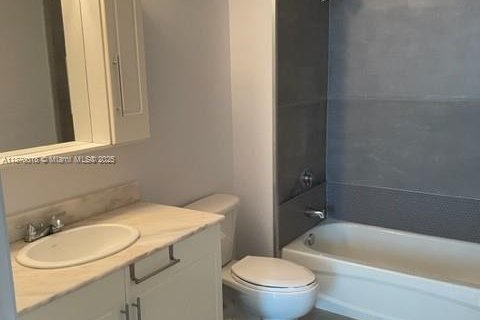 Condo in Miami, Florida, 2 bedrooms  № 1978801 - photo 11