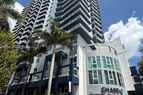 Condo in Miami, Florida, 2 bedrooms  № 1978801 - photo 1