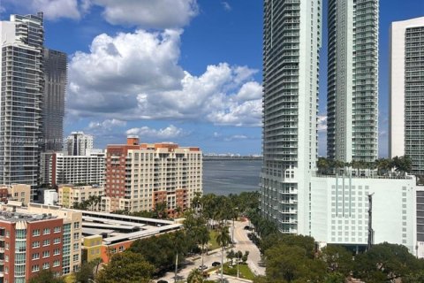 Condo in Miami, Florida, 2 bedrooms  № 1978801 - photo 3