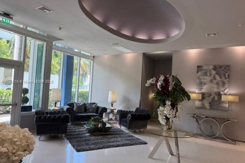 Condo in Miami, Florida, 2 bedrooms  № 1978801 - photo 4