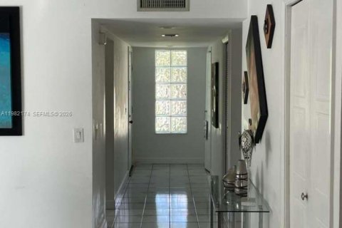 Снять в аренду кондоминиум в Уэстон, Флорида 2 спальни, 114.36м2, № 2048813 - фото 12