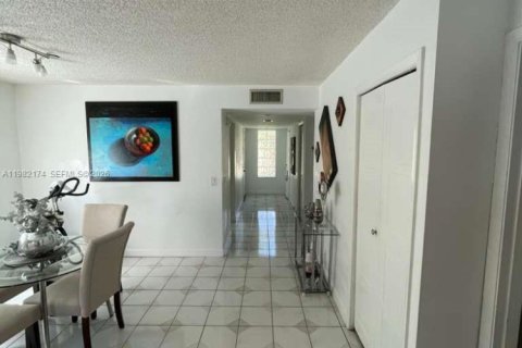 Снять в аренду кондоминиум в Уэстон, Флорида 2 спальни, 114.36м2, № 2048813 - фото 11