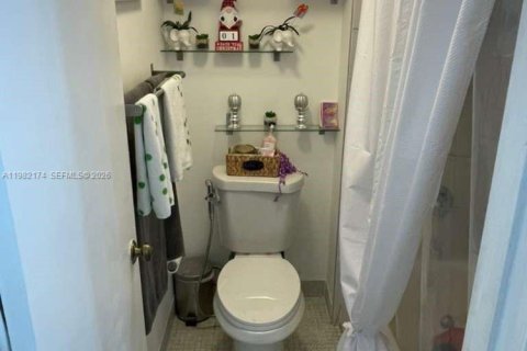 Снять в аренду кондоминиум в Уэстон, Флорида 2 спальни, 114.36м2, № 2048813 - фото 19