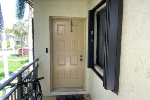 Снять в аренду кондоминиум в Уэстон, Флорида 2 спальни, 114.36м2, № 2048813 - фото 3