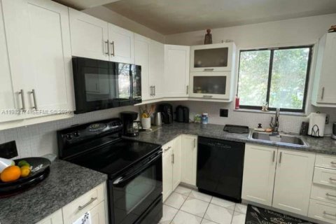 Снять в аренду кондоминиум в Уэстон, Флорида 2 спальни, 114.36м2, № 2048813 - фото 4