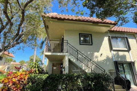 Снять в аренду кондоминиум в Уэстон, Флорида 2 спальни, 114.36м2, № 2048813 - фото 2