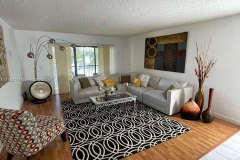 Снять в аренду кондоминиум в Уэстон, Флорида 2 спальни, 114.36м2, № 2048813 - фото 8