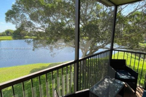 Снять в аренду кондоминиум в Уэстон, Флорида 2 спальни, 114.36м2, № 2048813 - фото 9