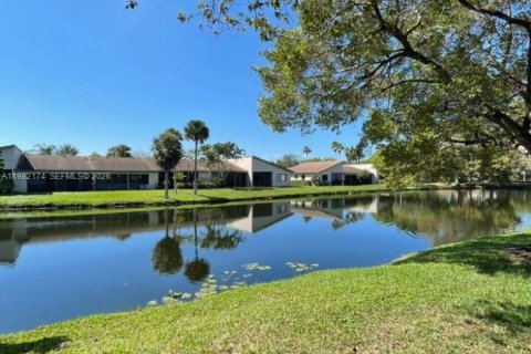 Condominio en Weston, Florida, 2 dormitorios  № 2048813