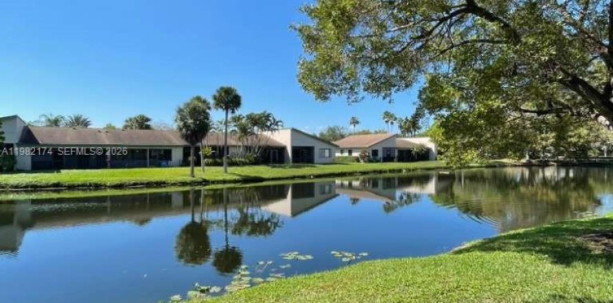 Кондоминиум с 2 спальнями в Уэстон, Флорида № 2048813