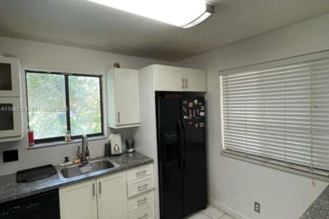 Снять в аренду кондоминиум в Уэстон, Флорида 2 спальни, 114.36м2, № 2048813 - фото 5