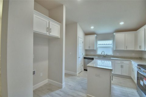 House in Auburndale, Florida 4 bedrooms, 204.38 sq.m. № 1894385 - photo 8