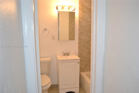 Commercial property in Miami, Florida № 2040456 - photo 8