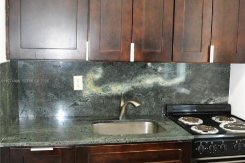 Commercial property in Miami, Florida № 2040456 - photo 7