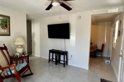 Commercial property in Miami, Florida № 1958366 - photo 11