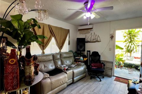 Commercial property in Miami, Florida № 1958366 - photo 9