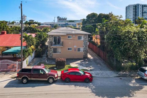 Commercial property in Miami, Florida № 1958366 - photo 1