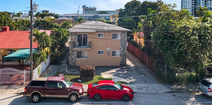 Commercial property in Miami, Florida № 1958366