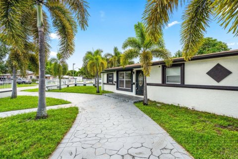 House in Dania Beach, Florida 3 bedrooms, 156.63 sq.m. № 1947780 - photo 4