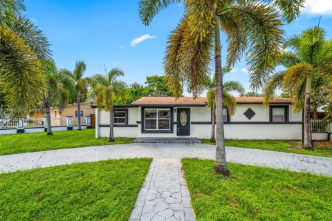 House in Dania Beach, Florida 3 bedrooms, 156.63 sq.m. № 1947780 - photo 6