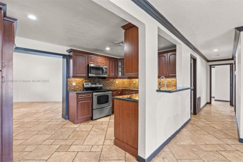 House in Dania Beach, Florida 3 bedrooms, 156.63 sq.m. № 1947780 - photo 10