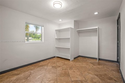 House in Dania Beach, Florida 3 bedrooms, 156.63 sq.m. № 1947780 - photo 17