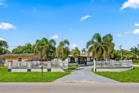 House in Dania Beach, Florida 3 bedrooms, 156.63 sq.m. № 1947780 - photo 2