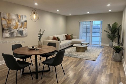 Apartment in Miami, Florida 1 bedroom, 100.06 sq.m. № 2076659 - photo 2
