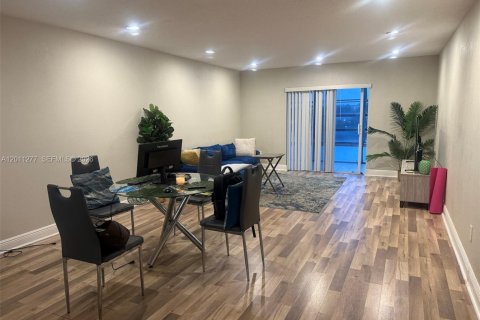 Apartment in Miami, Florida 1 bedroom, 100.06 sq.m. № 2076659 - photo 3