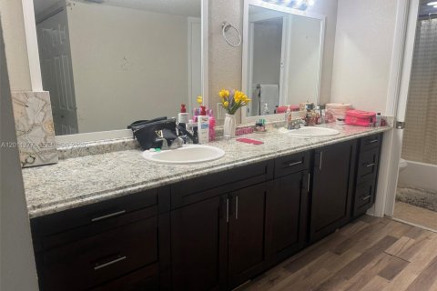 Apartment in Miami, Florida 1 bedroom, 100.06 sq.m. № 2076659 - photo 10